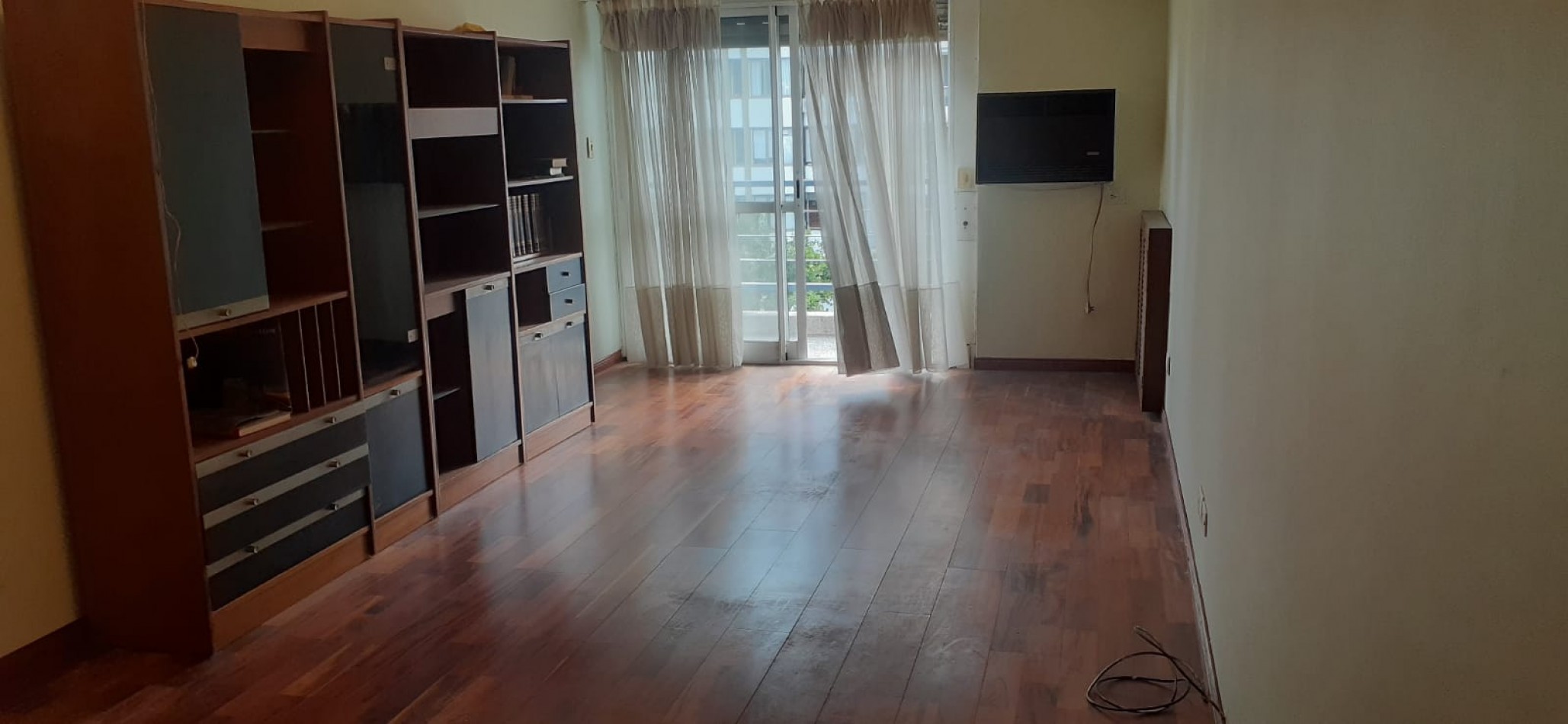 DEPARTAMENTO EN BV. OROÑO CON PATIO EXCLUSIVO Y COCHERA