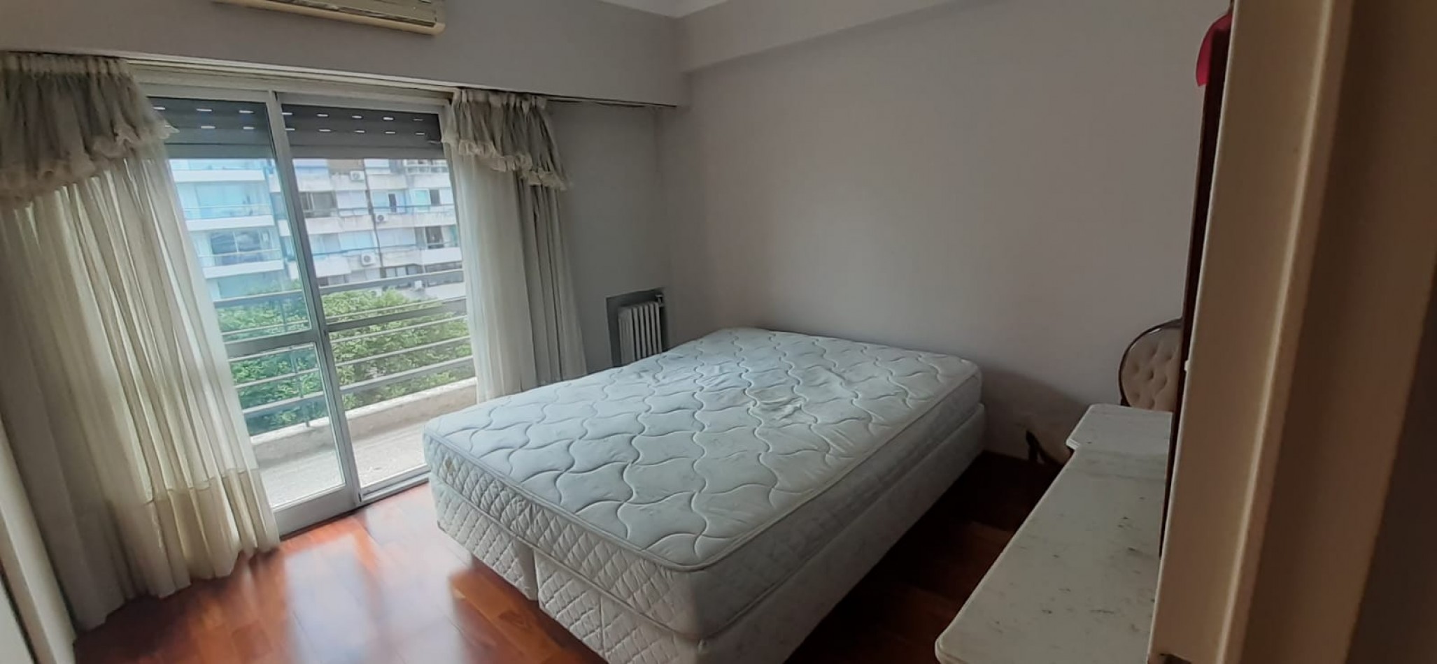 DEPARTAMENTO EN BV. OROÑO CON PATIO EXCLUSIVO Y COCHERA