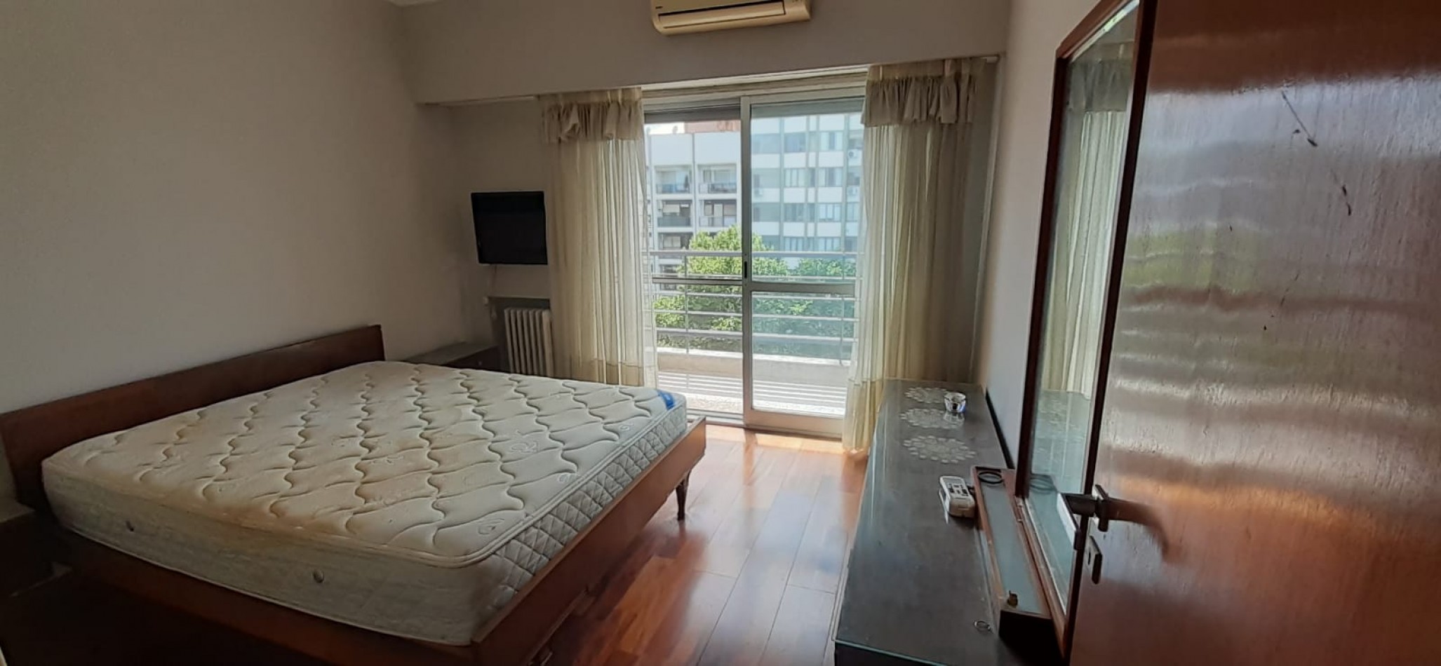 DEPARTAMENTO EN BV. OROÑO CON PATIO EXCLUSIVO Y COCHERA