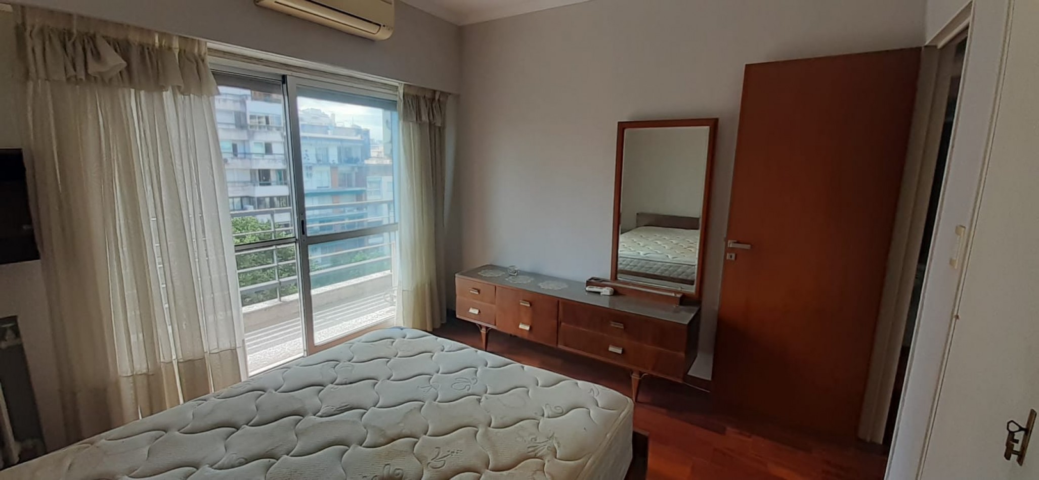 DEPARTAMENTO EN BV. OROÑO CON PATIO EXCLUSIVO Y COCHERA