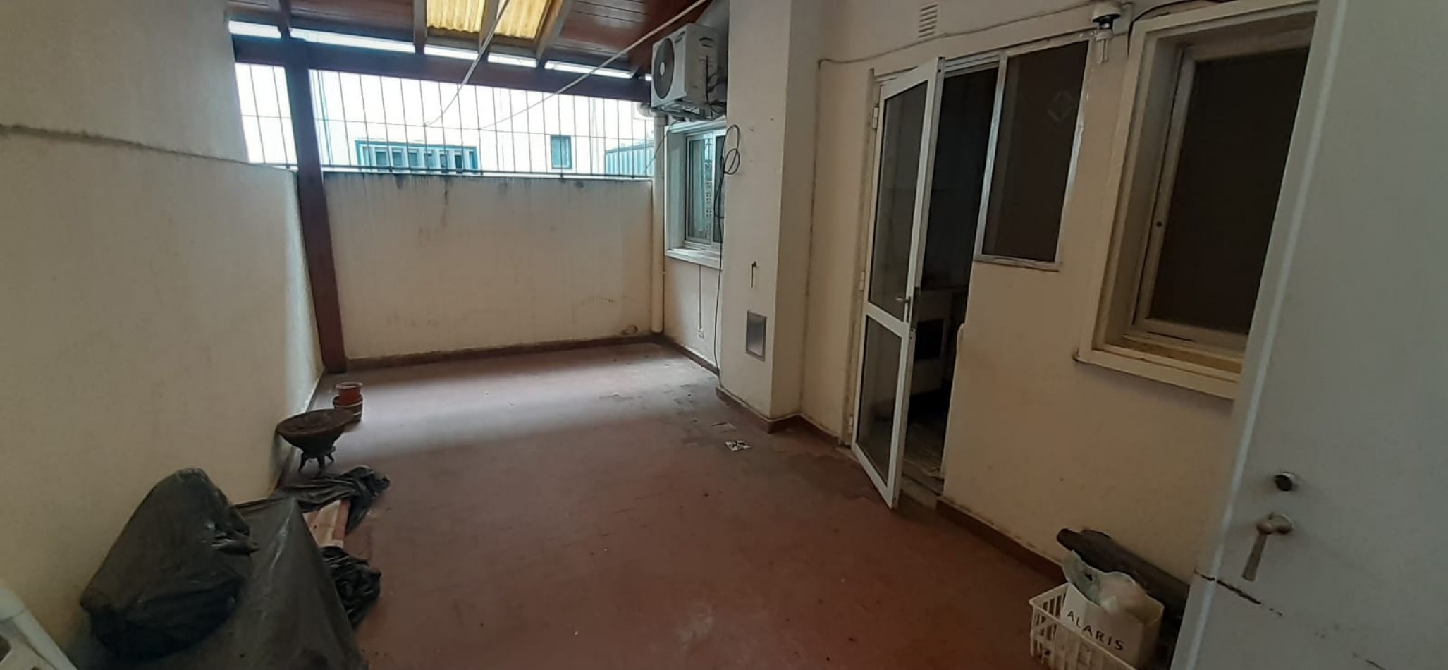 DEPARTAMENTO EN BV. OROÑO CON PATIO EXCLUSIVO Y COCHERA