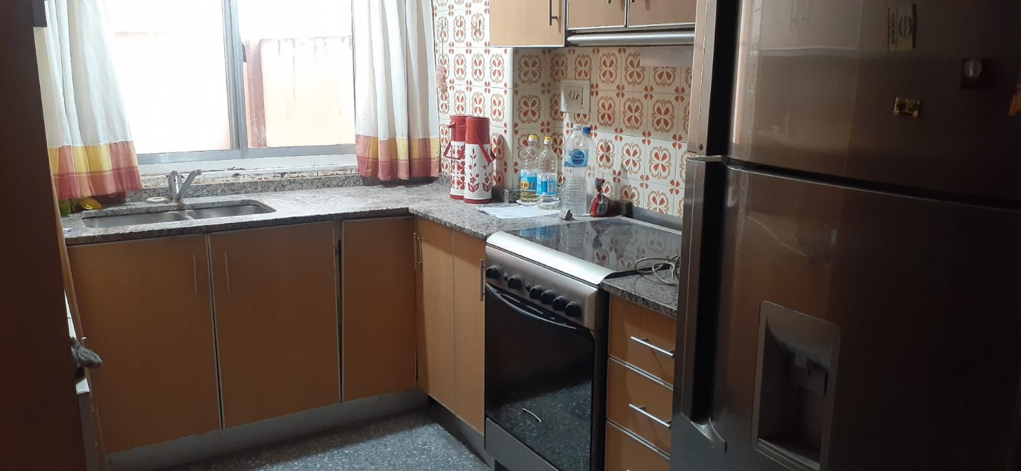 DEPARTAMENTO EN BV. OROÑO CON PATIO EXCLUSIVO Y COCHERA